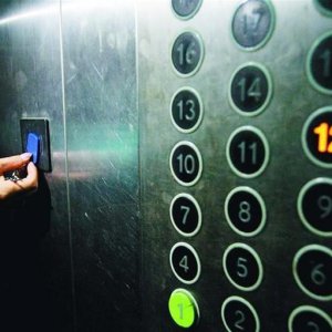 小區(qū)電梯上安裝“梯控”設(shè)備，居民感覺不方便引紛爭！